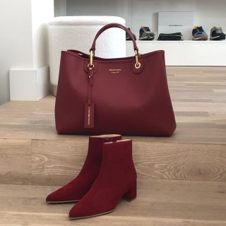 Podzimní tóny 🍁🍂 Kabelka Emporio Armani, boty Hogl - obojí najdete na www.victos.cz #hogl #hoglshoes #hoglbrno #podzim...